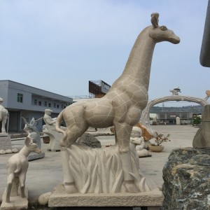 Žirafa labuť ryby kamenné rytiny a sochy přírodní čisté umělecké dílo